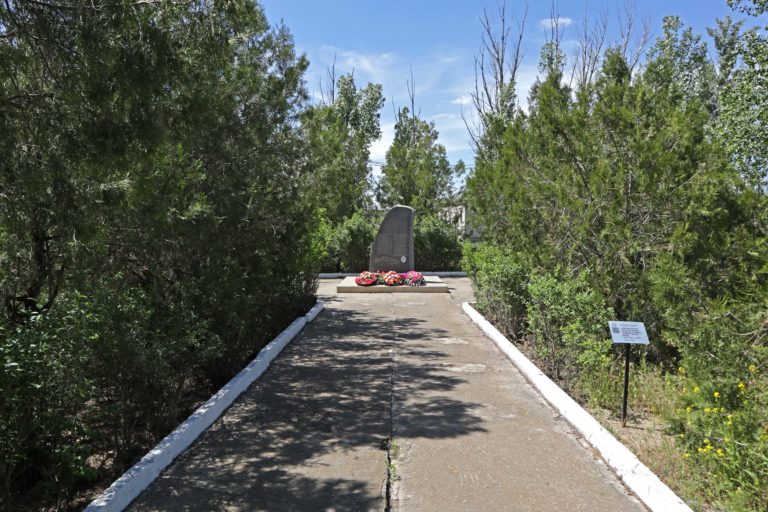 Братская могила в с. Студено-Яблоновка, Городищенский район