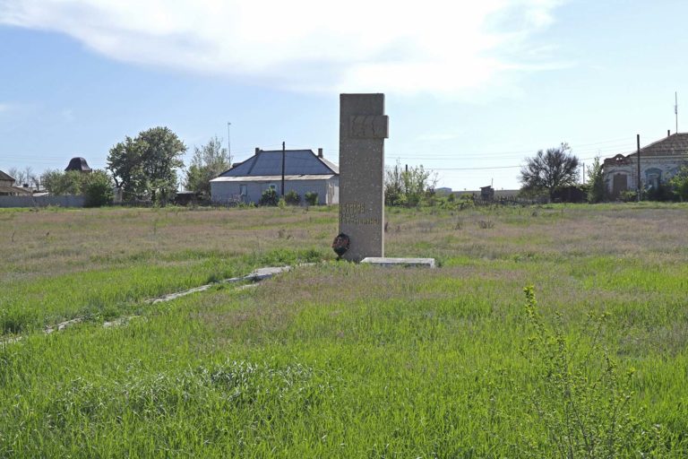 Братская могила на территории Свято-Вознесенского монастыря, Дубовский район