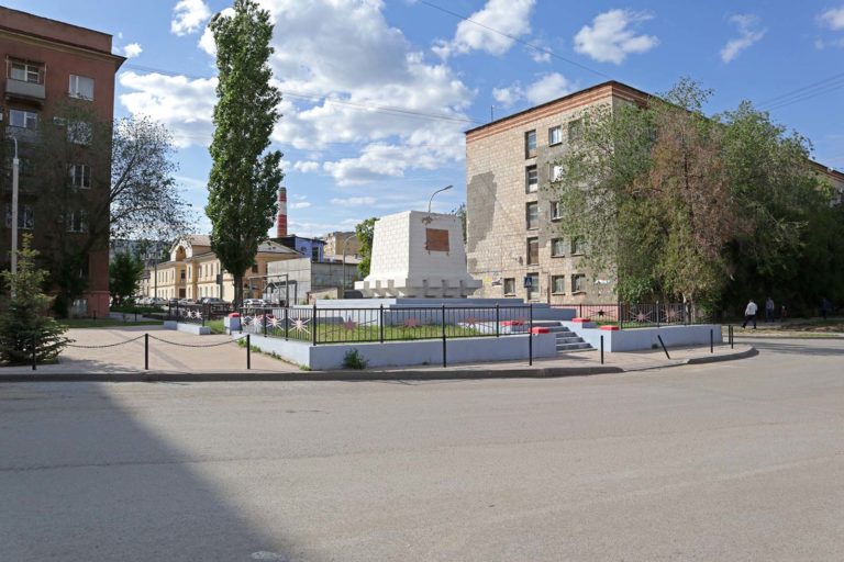 Братская могила в г. Волгоград – пересечение ул. Таращанцев и Богунской, Краснооктябрьский район
