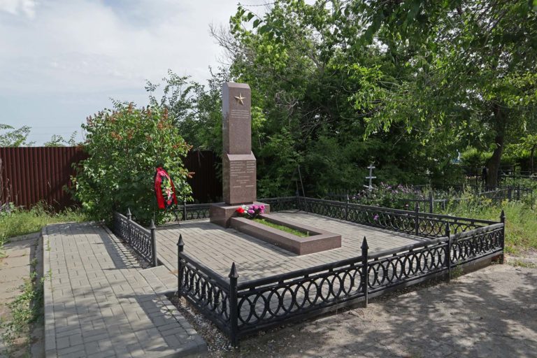 Братская могила в г. Волгоград – Алюминиевское кладбище – центральная аллея, Тракторозаводский район