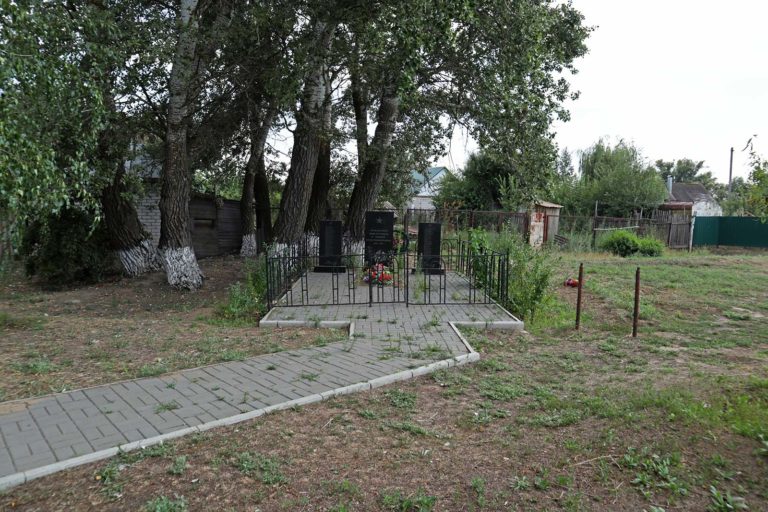 Братская могила в п. Колхозная Ахтуба, Среднеахтубинский район