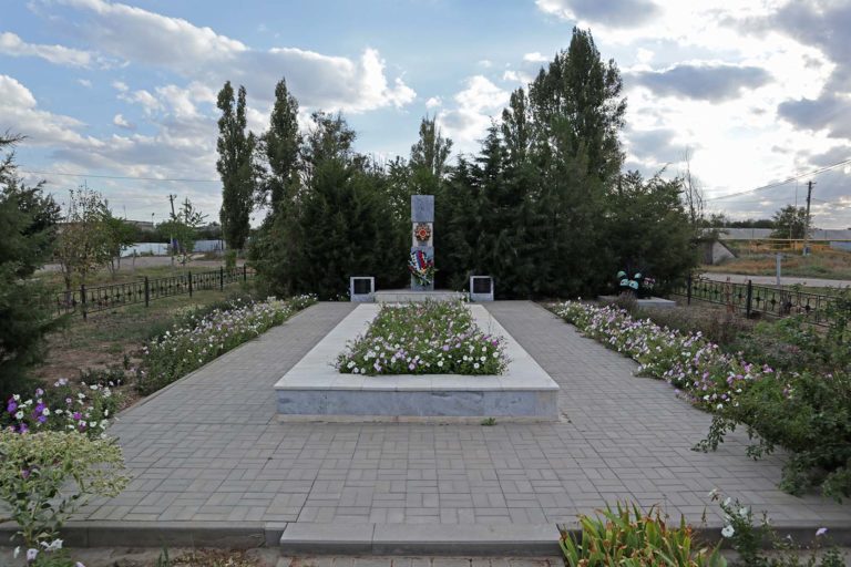 Братская могила в х. Красный Пахарь, Городищенский район