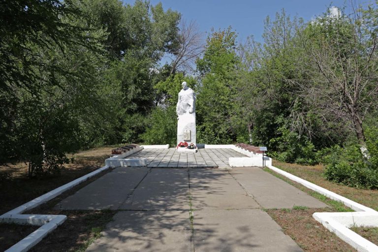 Братская могила в х. Бурковский, Среднеахтубинский район