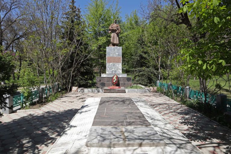 Братская могила в г. Дубовка – центральный парк, Дубовский район