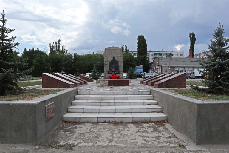 Братская могила в р.п. Городище – пл. Павших Борцов, Городищенский район