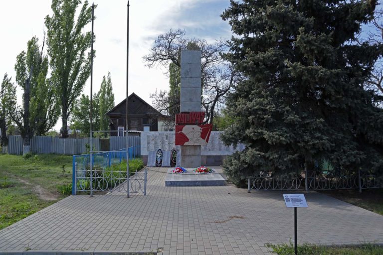 Братская могила в с. Пичуга, Дубовский район