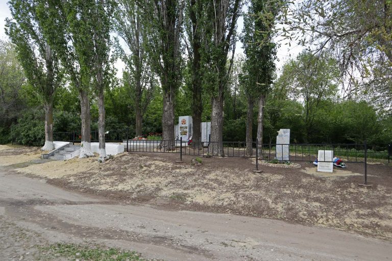 Братская могила в х. Фастов – центр, Иловлинский р-н