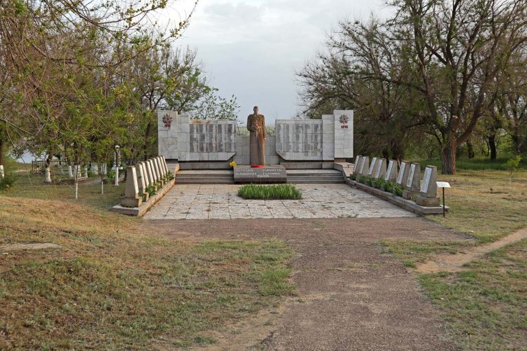 Братская могила в с. Горный Балыклей, Дубовский р-н
