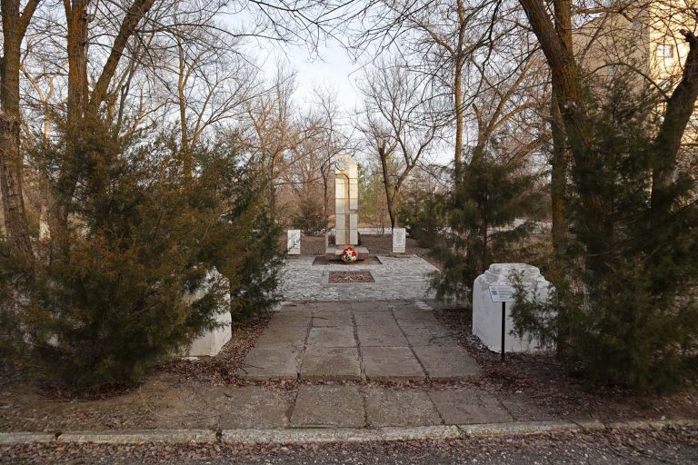 Братская могила на территории Качалинского Санатория, Иловлинский р-н
