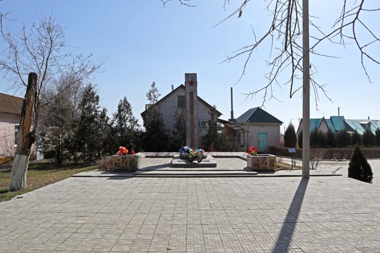 Братская могила в с. Карповка, Городищенский р-н