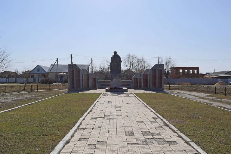 Братская могила в р.п. Новый Рогачик, Городищенский р-н